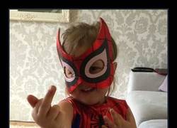 Enlace a Padre le dice a su hija que saque una telaraña como Spiderman y ésta es su forma de hacerlo