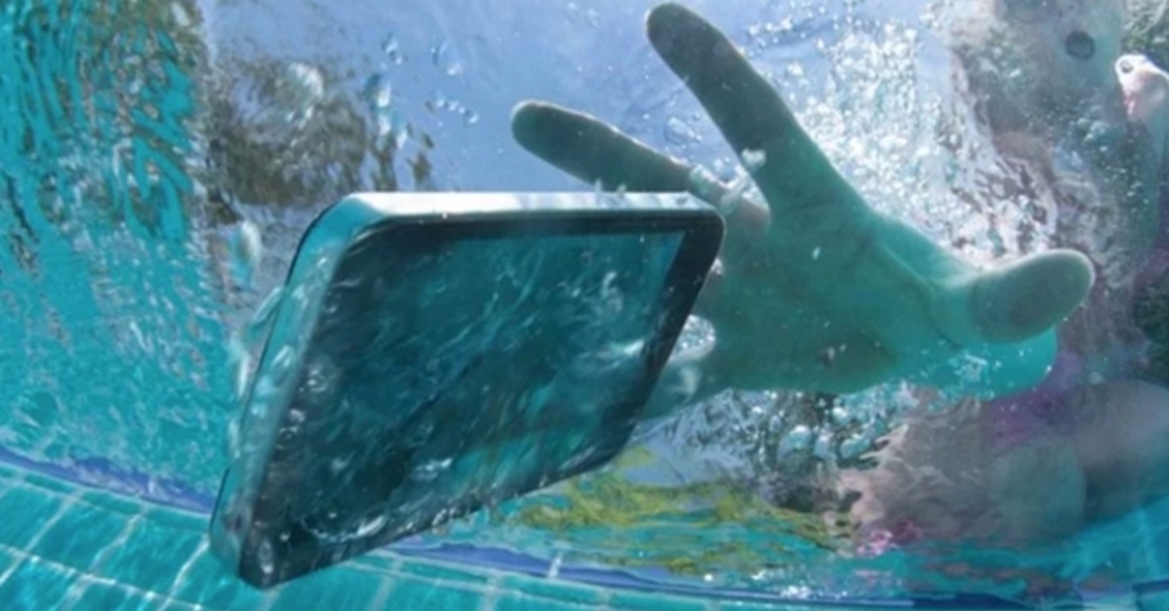 Смартфон упал в воду. Смартфон в воде. Водный экран. IPAD В воде.