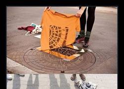 Enlace a Artista utiliza alcantarillas y otras tapas de la calle para crear una línea de ropa