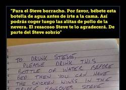 Enlace a Chico se deja una nota a sí mismo para cuando esté borracho y él mismo se contesta cuando va torcido