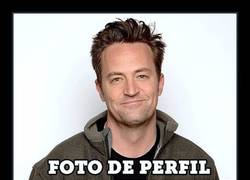 Enlace a Esta foto reciente del estado actual de Chandler de Friends está dando la vuelta al mundo