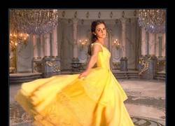 Enlace a Salen a la luz las primeras imágenes de Emma Watson como Bella y no podemos esperar más para verla