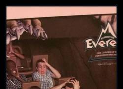 Enlace a Y por esto debes mantener tus brazos y piernas en el interior de la atracción en todo momento