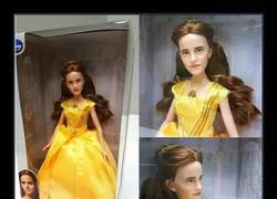 Enlace a Todo el mundo se está partiendo con esta muñeca de Emma Watson como Bella