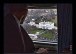 Enlace a El fotógrafo de Obama comparte la foto de Obama abandonando Washington tras 8 años