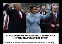 Enlace a El guardaespaldas de Donald Trump y sus misteriosas “manos de goma”