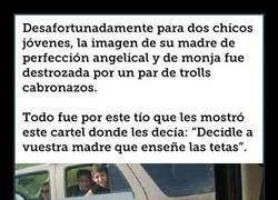 Enlace a Trolea a dos chavales en un coche pidiéndoles que su madre enseñe las tetas. Y va ella y lo hace