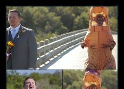 Enlace a Esta novia se puso un disfraz de T-Rex para gastar una broma a su futuro marido