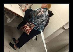 Enlace a Señora... emm... le cuelga algo