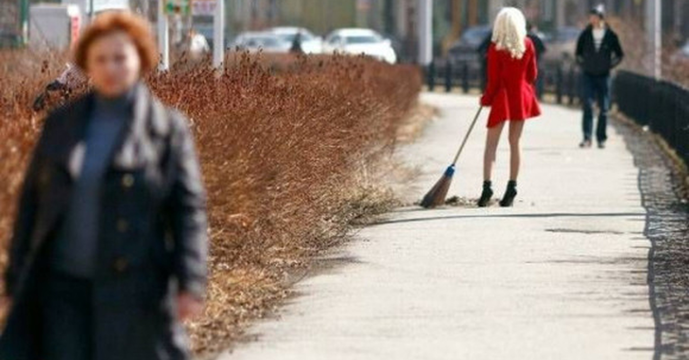 Мем зато. Цитаты про вредных девушек. Парень с девушкой на речке. Характер у меня не самый лучший. У меня нет девушки.