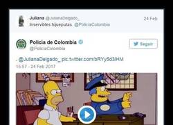 Enlace a La policía de Colombia se la saca contestando a este usuario que los llama 