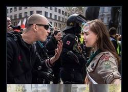 Enlace a La potente foto de una niña scout plantando cara a un neonazi es ya una de las fotos del año