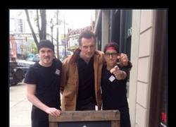 Enlace a Restaurante puso un anuncio: ‘Liam Neeson come gratis aquí’; para su sorpresa, el actor llegó