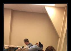 Enlace a La foto de dos alumnos de la East Texas Baptist University dormidos en clase está petando Internet