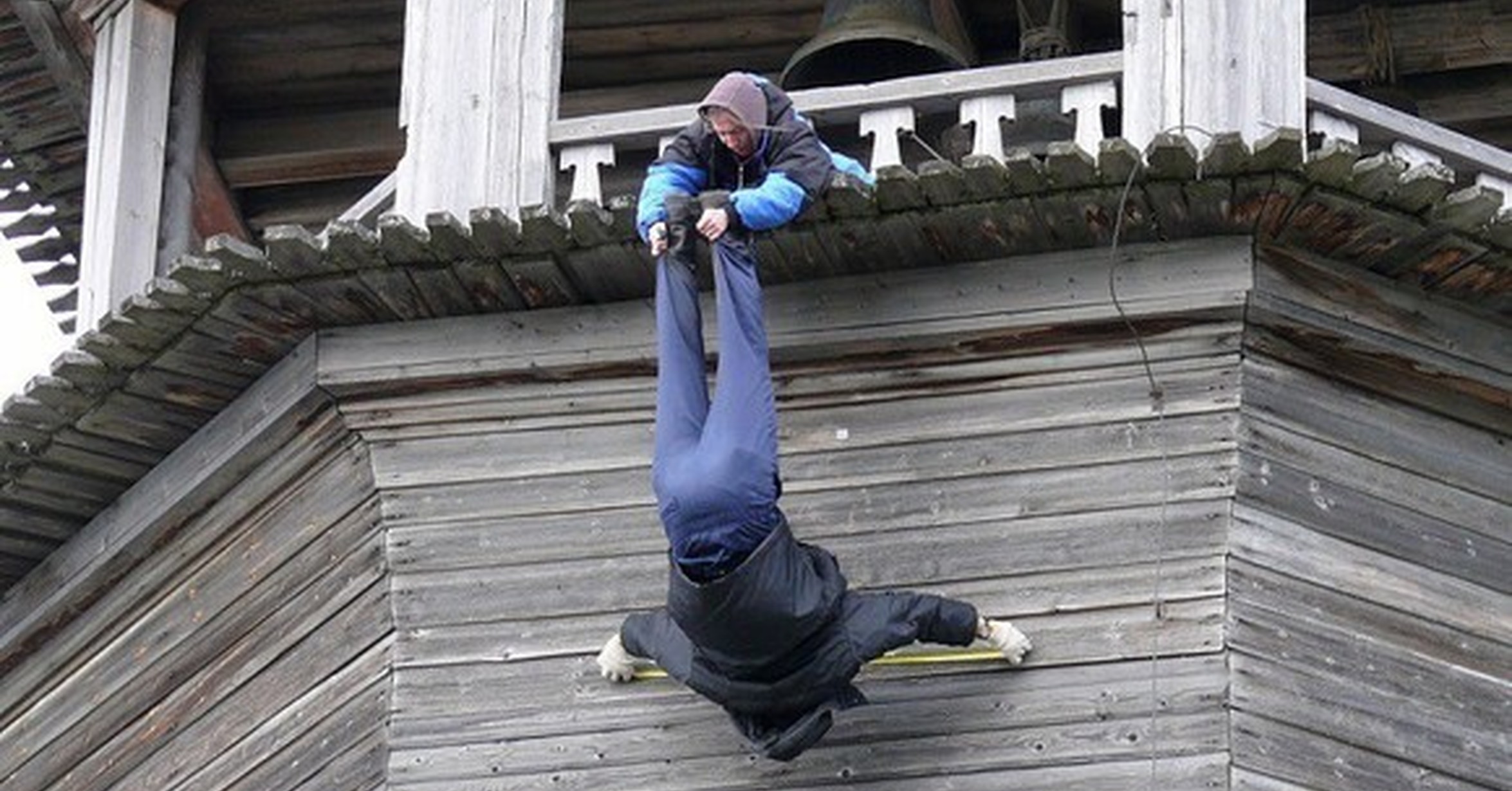 пацан крутится на стуле