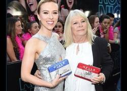 Enlace a Scarlett Johansson se lleva a su clon a un estreno de cine