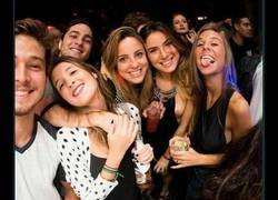 Enlace a La foto de estas chicas de discoteca que tiene algo escondido pero muy a la vista a la vez