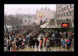 Enlace a 30.000 rusos haciendo cola en el primer Mcdonald’s de la Unión Soviética
