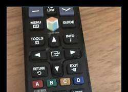 Enlace a El mando en el hotel donde estoy alojado en Brasil tiene un botón inmediato para ver fútbol