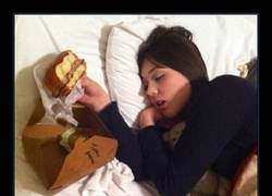 Enlace a Su cara al despertar debía ser un poema