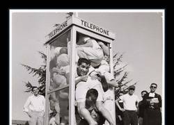 Enlace a Cosas que se hacían antes de tener internet. Ver cuanta gente cabía en una cabina telefónica