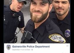 Enlace a Estos policías suben una selfie a la red y suben la temperatura de las mujeres de su localidad