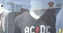 Enlace a La camiseta que está indignando a todos los metaleros del mundo, y no es para menos