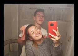 Enlace a La foto de esta pareja en el baño ha dado la vuelta al mundo por un curioso detalle