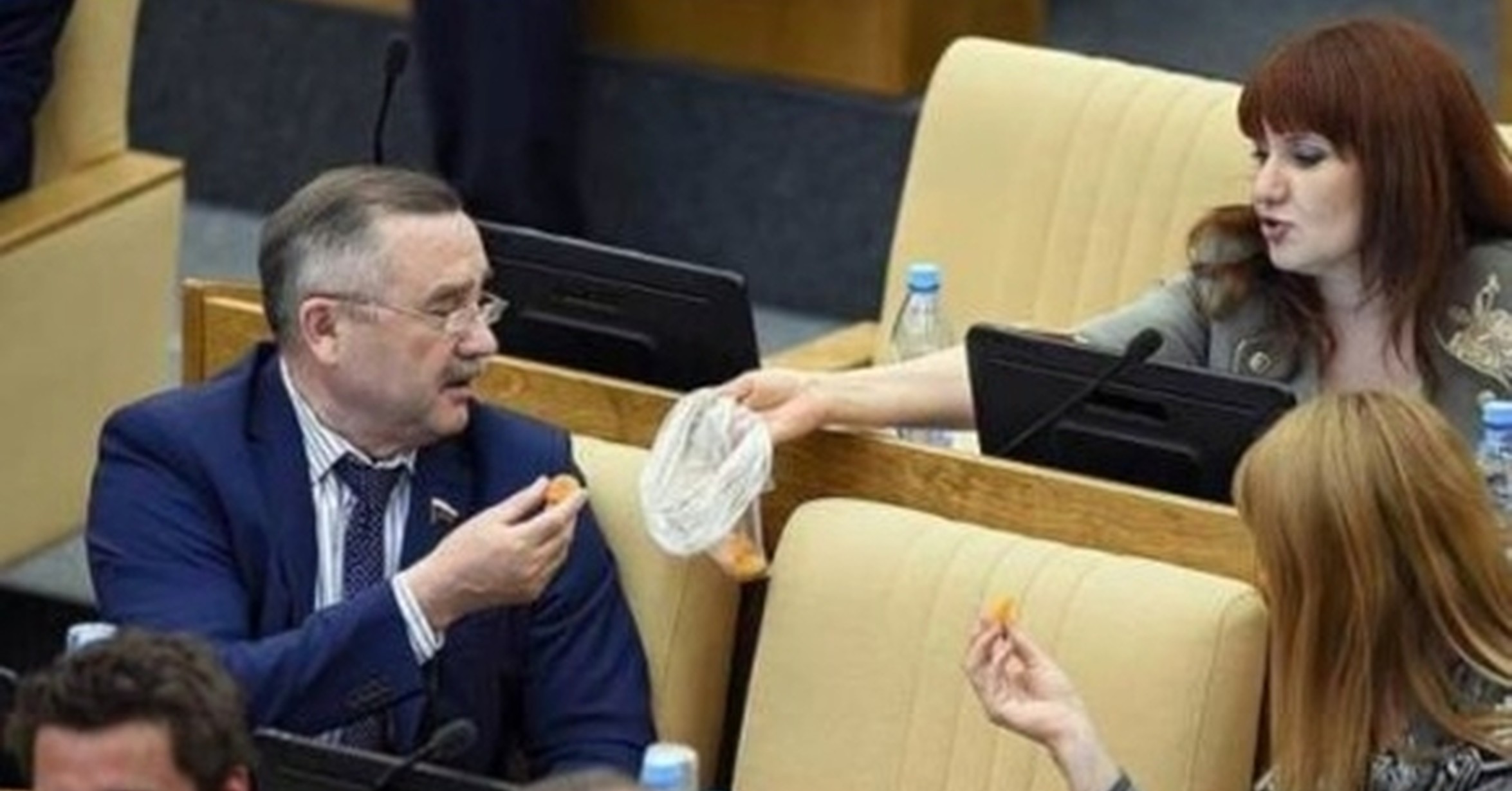 Депутаты в думе. Номер депутатов госдумы. Депутатские машины. Депутаты госдумы в думе. Российские чиновники.