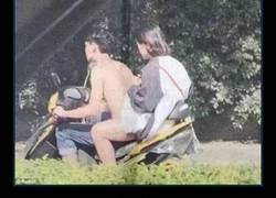 Enlace a Un hombre conduce desnudo una moto pero ¿qué está pasando realmente en esta extraña ilusión óptica?