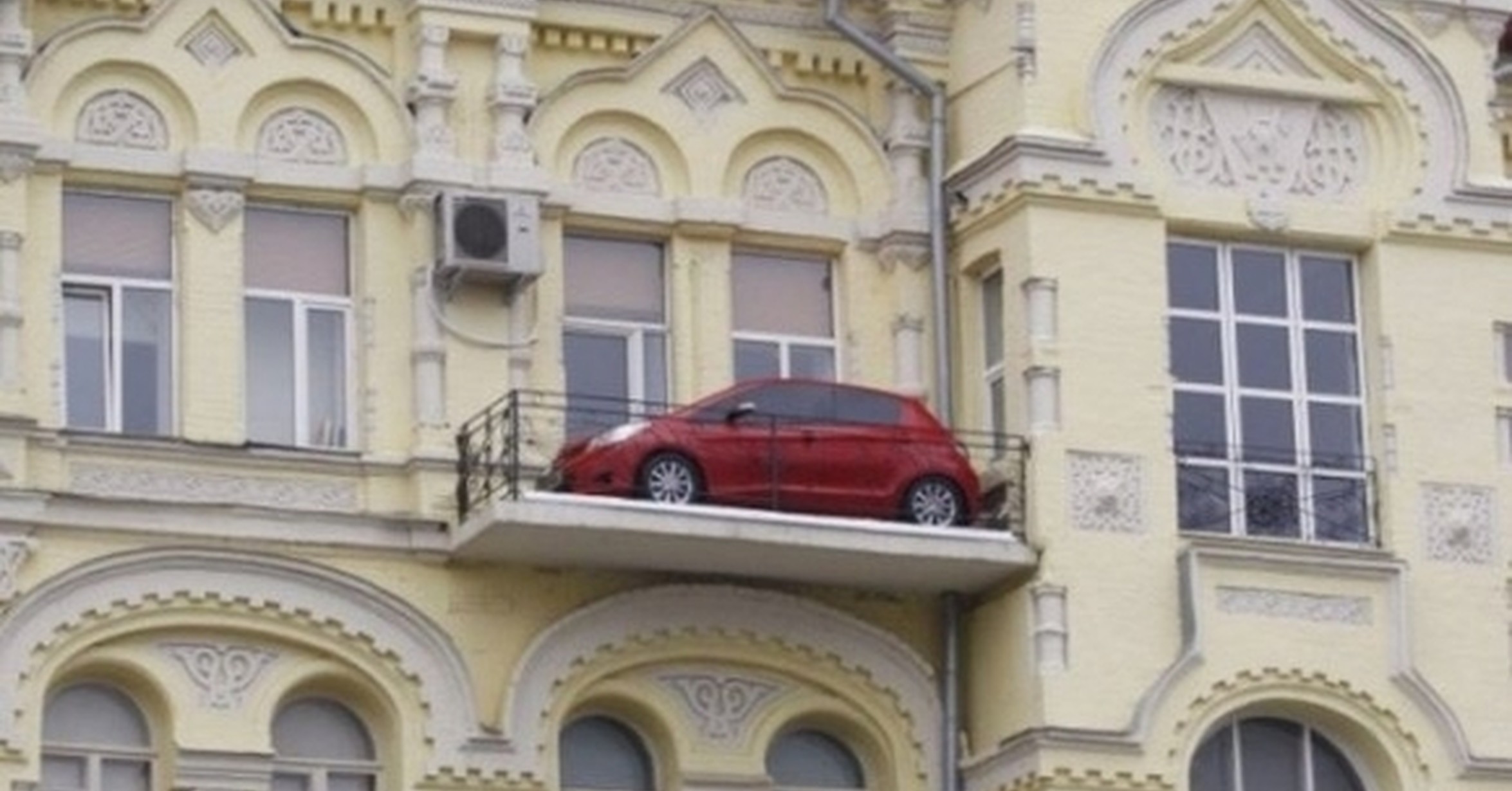 машина на балконе фото