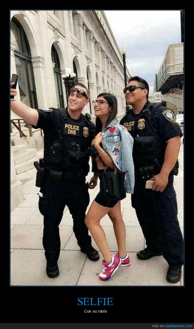 policía,selfie,mia khalifa