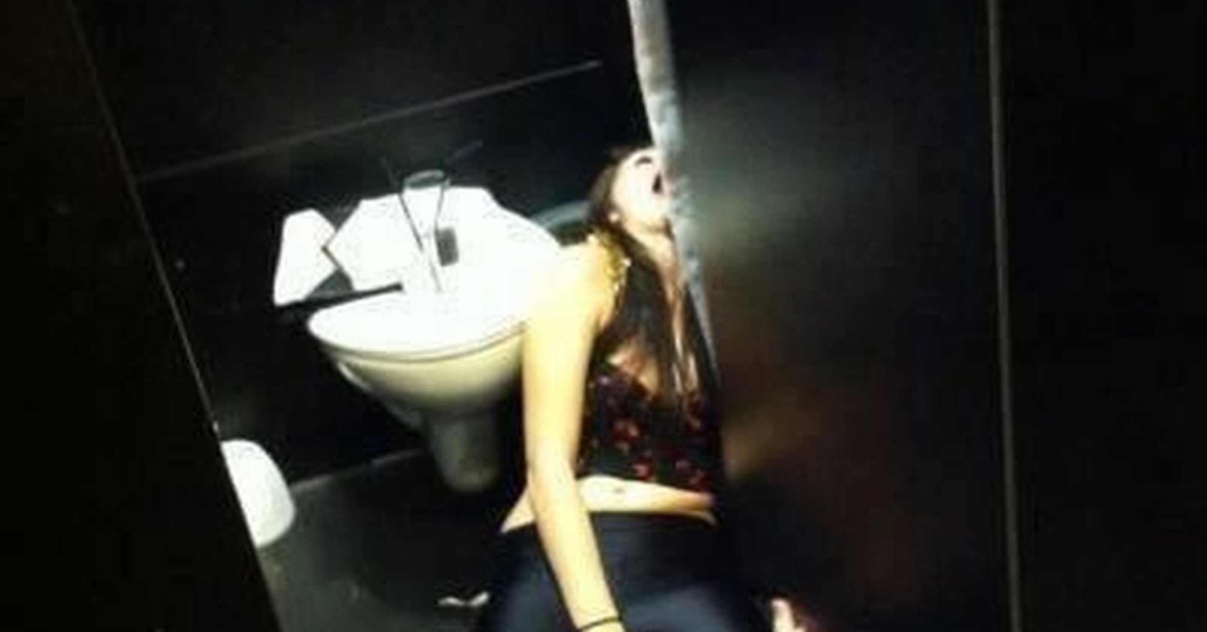 трахает пьяную в туалете клуба фото 68