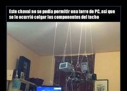 Enlace a No puede permitirse comprar una torre de PC y colgó todos los componentes del techo