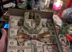 Enlace a Para que se note que sobran los billetes