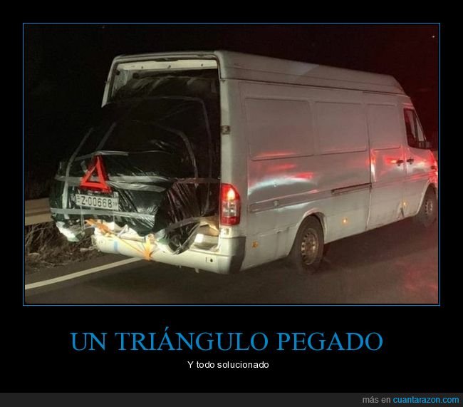 furgoneta,transportando,coche,triángulo