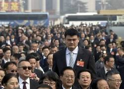 Enlace a Yao Ming entre la multitud