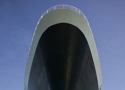 Enlace a Capitán posando junto a su navío para poner en perspectiva su tamaño