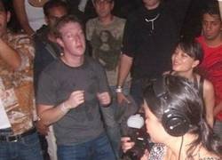 Enlace a Mark Zuckerberg intentando pasar por humano en una foto de archivo