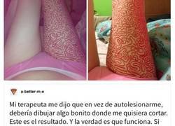 Enlace a Esta chica comparte el consejo de su terapeuta: dibujar en su cuerpo en vez de autolesionarse