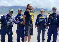 Enlace a Posando con el detenido