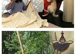 Enlace a Un grupo de estudiantes checos recrean escenas extrañas de libros medievales