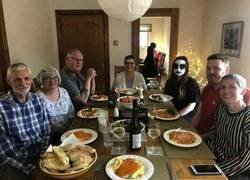 Enlace a Cuando tienes comida familiar a las 2 y concierto de death metal a las 3