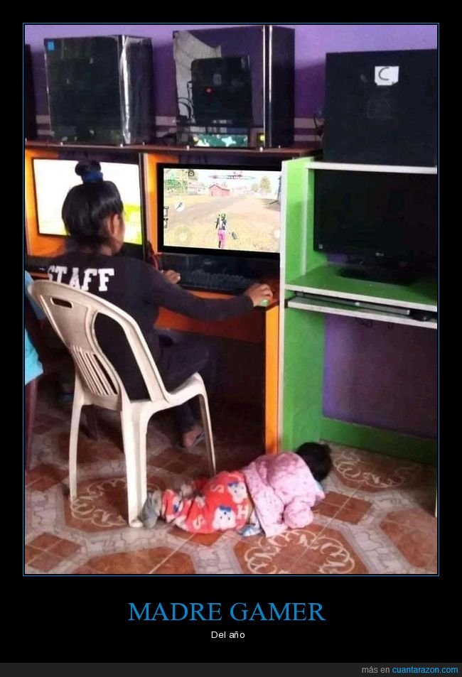 madre,hijo,tirado,jugando,ordenador,wtf