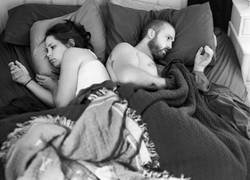 Enlace a Este fotógrafo ha eliminado los ‘smartphones’ de las fotos para mostrarnos nuestro extraño y solitario mundo