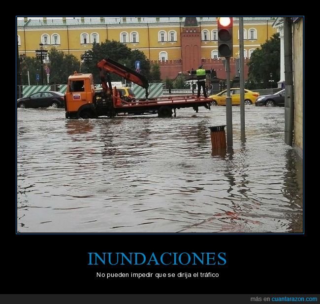 policía,dirigiendo,tráfico,inundación