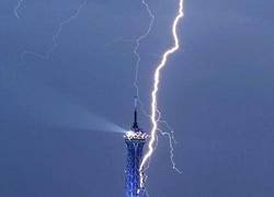 Enlace a La Torre Eiffel iluminada por un rayo