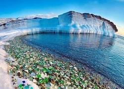 Enlace a Una playa hecha con restos de botellas de vodka