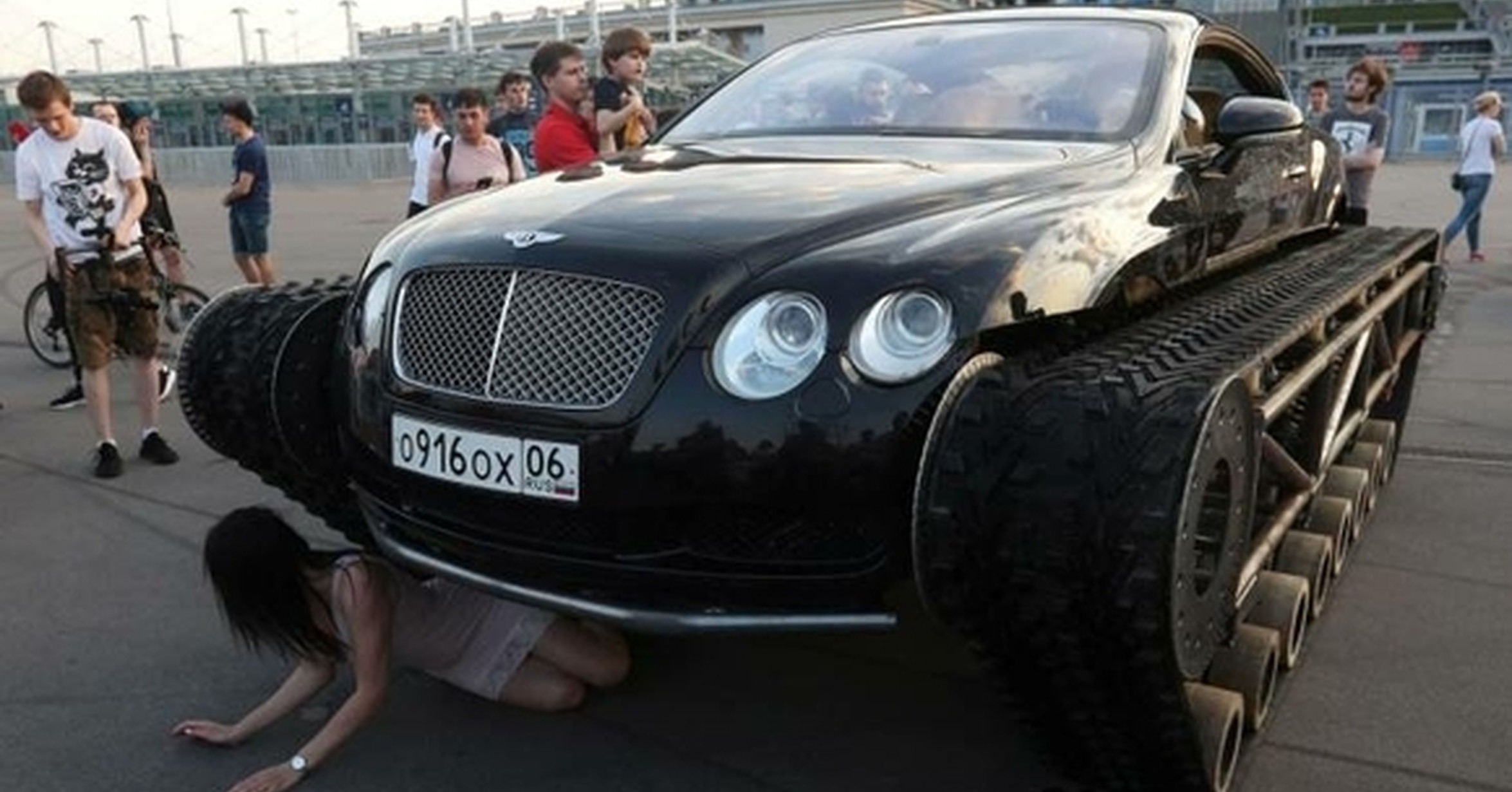 Bmw hommage 2022. Машина в клипе 12. Видео интересных машин. Видео интересных машин. Прикольные тачки.