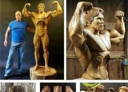 Enlace a Arnold Schwarzenegger inmortalizado a tamaño natural en una talla de madera del tronco de un solo árbol